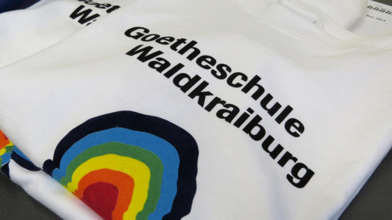 Foto eines Shirts mit Schullogo